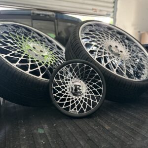 28 inch Rucci chrome lip wheels with spinning center caps on Grand Marquis